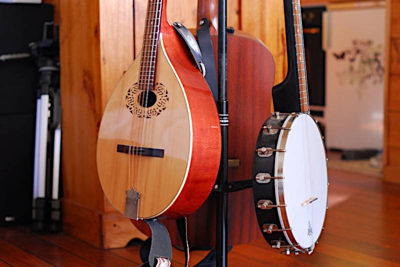 Mandoline d'octave, banjo et guitare.