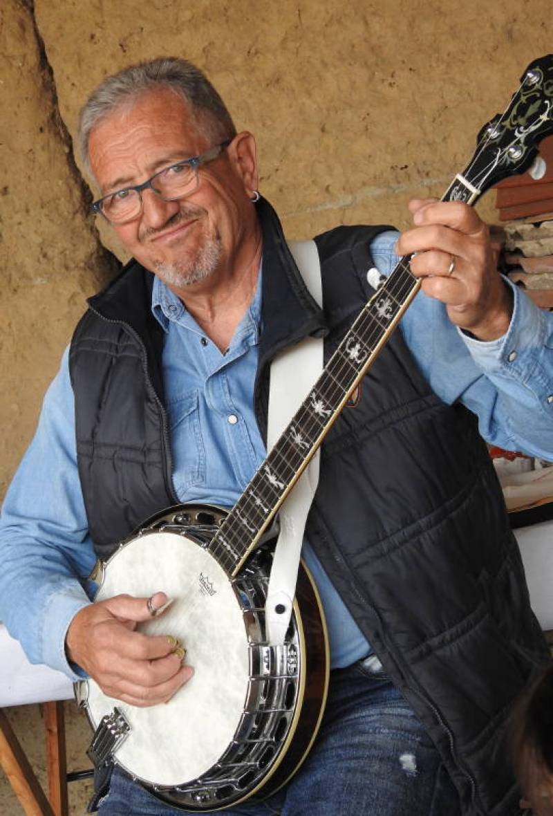Un banjoïste avec son banjo est un banjoïste heureux.